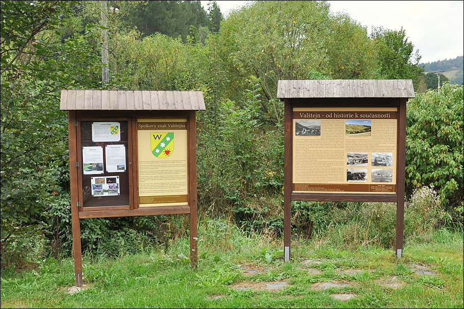 Panel se spolkovým znakem a nástěnkou a panel s historií obce.
